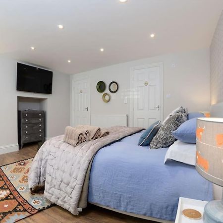 Apartment West With Free Parking Whitby Exterior photo