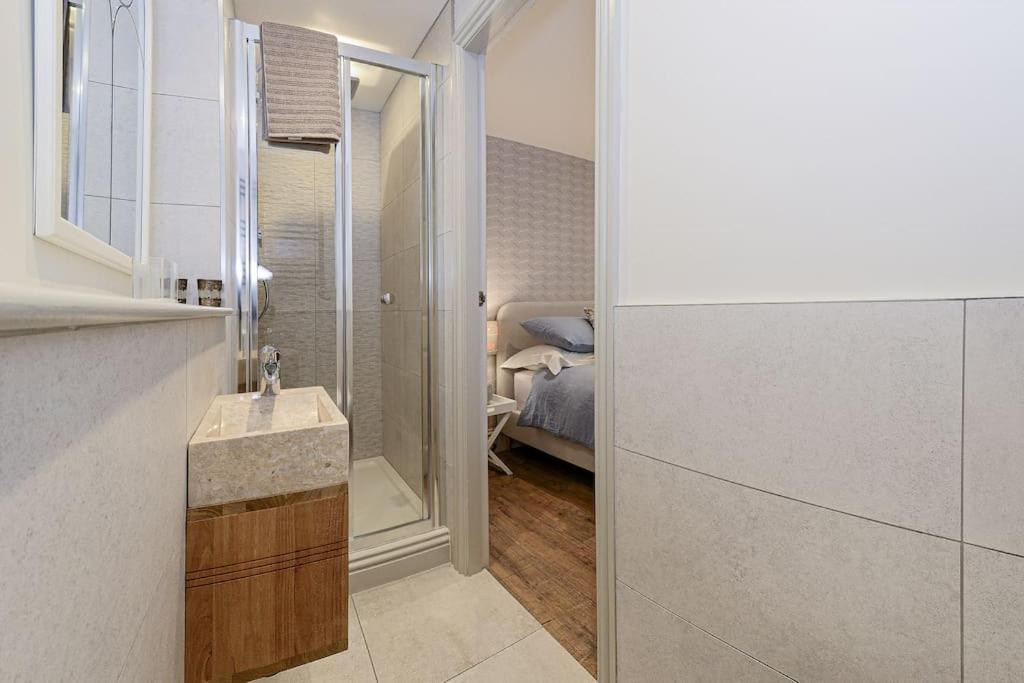 Apartment West With Free Parking Whitby Exterior photo